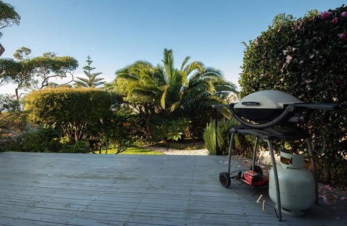 Malua Bay House | Ocean Views Walk to Malua Beach EV & Pet Friendly