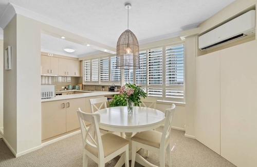 Main Beach Apartment | OceanBlu Carrington - Central, WiFi, Parking