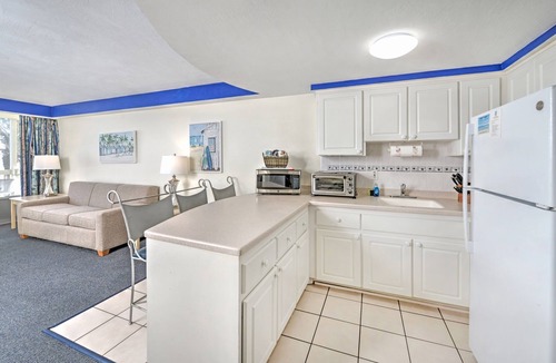 Ortona Park Condo | Oceanfront 1BR | Balcony | 2 Queens | Sleeps 6 |