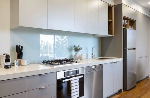 Geelong Apartment | Oceanfront 2-Bed With Balcony & Study Nook