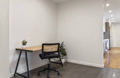 Geelong Apartment | Oceanfront 2-Bed With Balcony & Study Nook