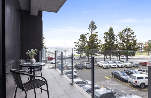 Geelong Apartment | Oceanfront 2-Bed With Balcony & Study Nook