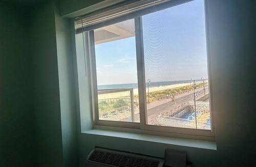 Long Beach Condo | OCEANFRONT 2BR LUXURY CONDO WITH BALCONY-RITZ CARLTON STYLE! Pool,Sauna,Parking