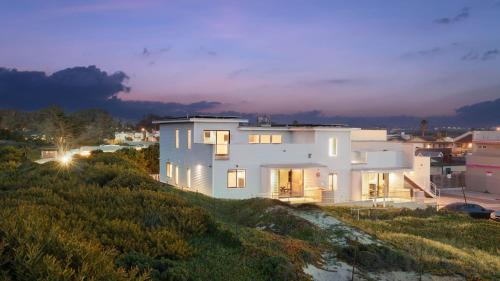 Oceano House | Oceanfront 2BR Rooftop Deck Beach Access Strand Way B