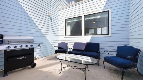 Oceano House | Oceanfront 2BR Rooftop Deck Beach Access Strand Way B