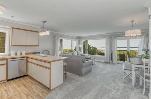 Seaside Condo | Oceanfront 2rd floor Balcony 2 blocks to Turnaround-Work Remotely