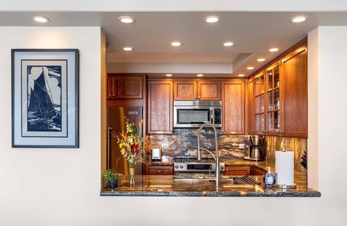 Historic Kailua Village Condo | 🏖️Oceanfront Aliʻi Drive Condo w/A/C | Walk to Town