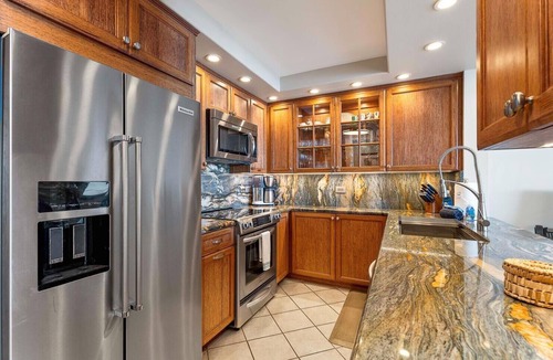 Historic Kailua Village Condo | 🏖️Oceanfront Aliʻi Drive Condo w/A/C | Walk to Town