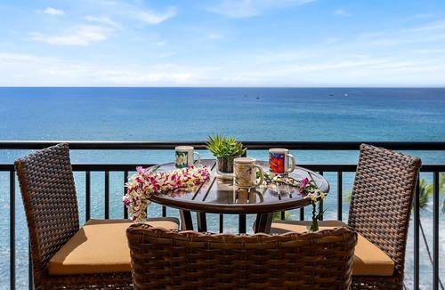 Historic Kailua Village Condo | 🏖️Oceanfront Aliʻi Drive Condo w/A/C | Walk to Town