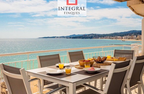 Palamos Apartment | Oceanfront Apartment, 4 Bedrooms, Stunning Bay Views, Terrace, Parking, WiFi
