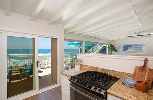 South Oceanside House | Oceanfront Beach Cottage, Best Location, Walk to Restaurants