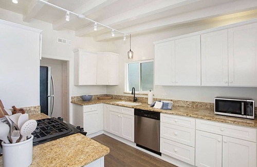 South Oceanside House | Oceanfront Beach Cottage, Best Location, Walk to Restaurants