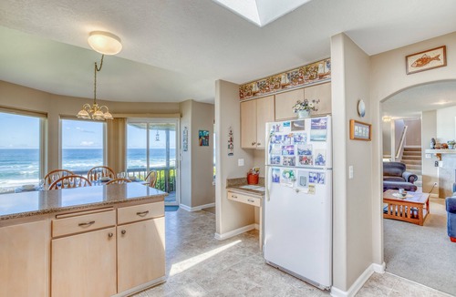Lincoln City House | Oceanfront Beauty With Splendid View King Suite!