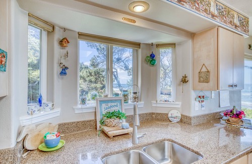 Lincoln City House | Oceanfront Beauty With Splendid View King Suite!