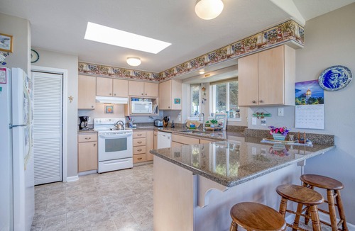 Lincoln City House | Oceanfront Beauty With Splendid View King Suite!