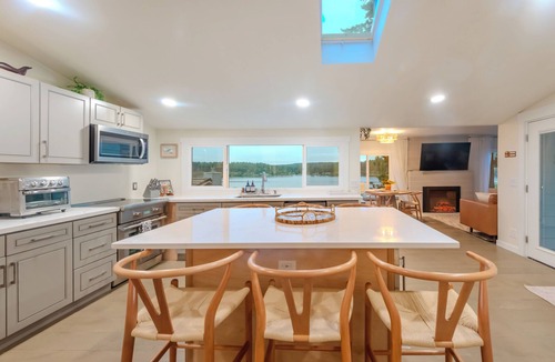 Rollingbay Cottage | Oceanfront boho cottage in Bremerton