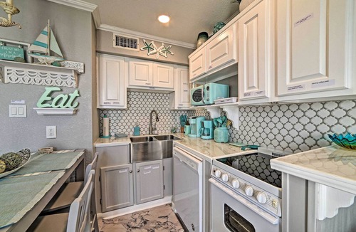 North Beach Condo | Oceanfront Corpus Christi Condo: Resort Perks!