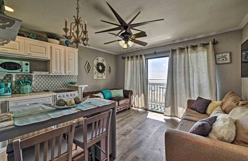 North Beach Condo | Oceanfront Corpus Christi Condo: Resort Perks!
