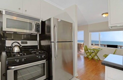 Eastern Malibu Apartment | Oceanfront Cottage on Carbon Beach -Sea Lion