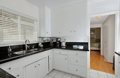 Eastern Malibu Apartment | Oceanfront Cottage on Carbon Beach -Sea Lion