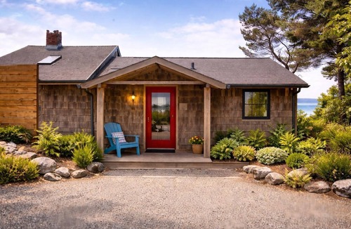 Neahkahnie Beach Cottage | Oceanfront Cottage on Manzanita Beach | Private Beach Access & Fire Pit