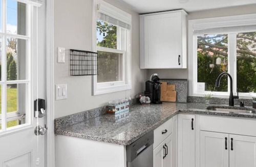 Portsmouth Cottage | Oceanfront Cottage | Private Beach | AC | Kitchen