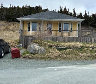 Bay Bulls House | Oceanfront Cottage Walk to Trail & Boat Tours