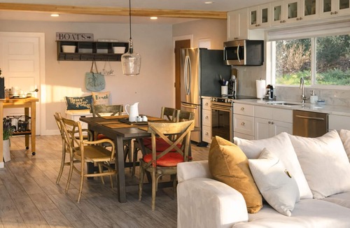 La Conner House | Oceanfront Cottage, with private beach