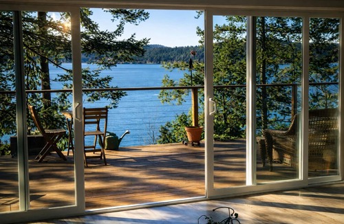 La Conner House | Oceanfront Cottage, with private beach