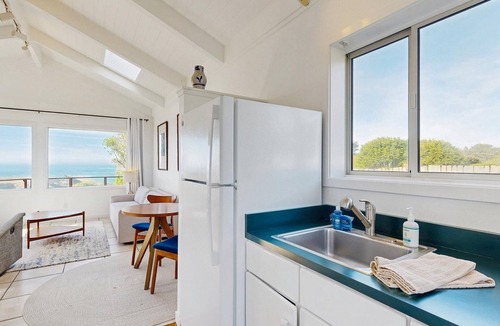 Mendocino House | Oceanfront cottage with beach views & deck