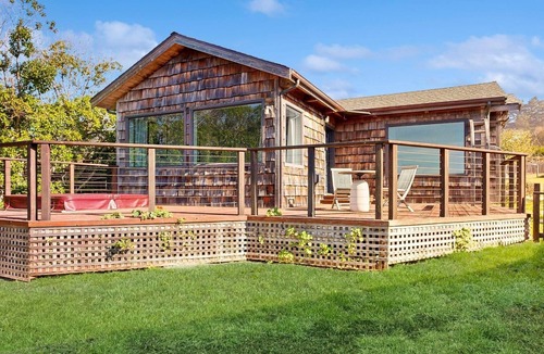 Mendocino House | Oceanfront cottage with beach views & deck
