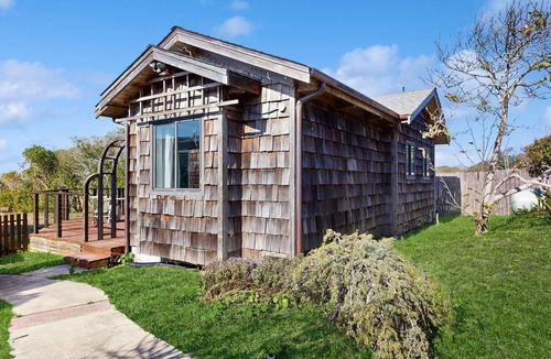 Mendocino House | Oceanfront cottage with beach views & deck