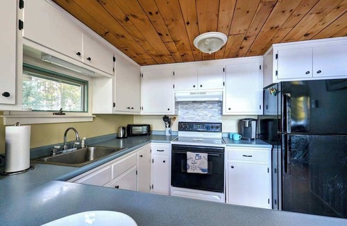Hancock Point House | Oceanfront Cottage with Fire Pit & Stunning Views, beach access!