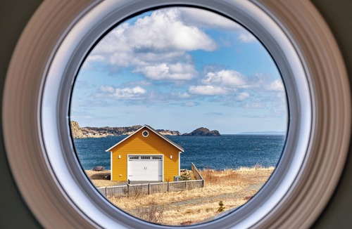 Bay Roberts House | Oceanfront, direct shoreline access, main floor master, jet tub, full ensuite.