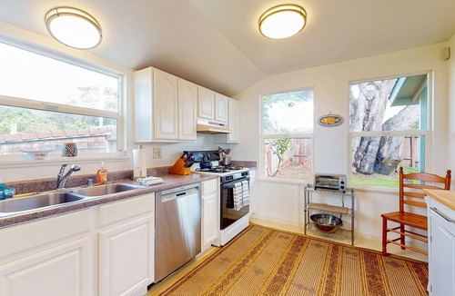 Philo House | Oceanfront Elk Cottage - Deck, Views & 7 Acres