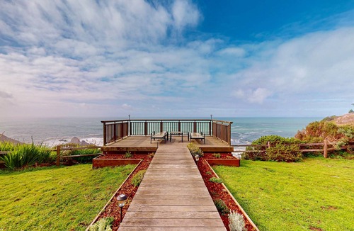 Philo House | Oceanfront Elk Cottage - Deck, Views & 7 Acres