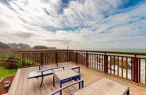 Philo House | Oceanfront Elk Cottage - Deck, Views & 7 Acres