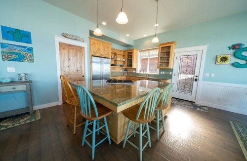 Gleneden Beach House | Oceanfront Escape. Cozy & Modern Beach House. Sleeps 10