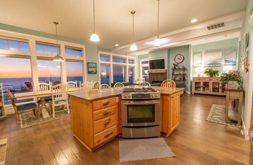 Gleneden Beach House | Oceanfront Escape. Cozy & Modern Beach House. Sleeps 10