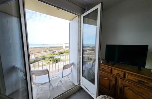 Les Sables d'Olonne Apartment | Oceanfront 1BR Apartment with Balcony, Near Beach & Market