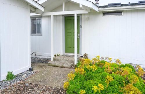 Fort Bragg House | Oceanfront Getaway - Beach Access & Dog-Friendly
