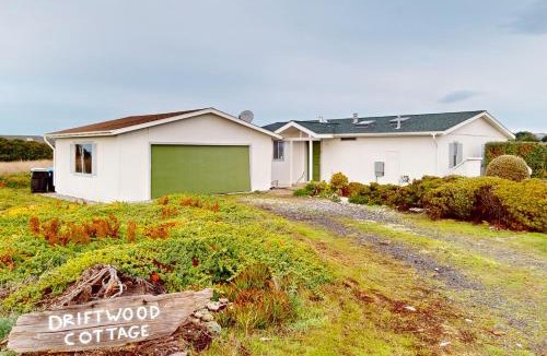 Fort Bragg House | Oceanfront Getaway - Beach Access & Dog-Friendly