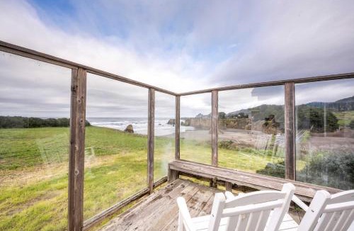 Fort Bragg House | Oceanfront Getaway - Beach Access & Dog-Friendly