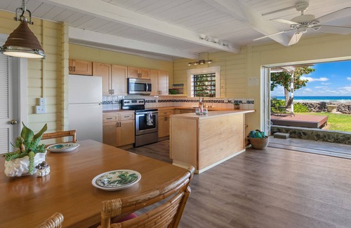 Kamuela House | Oceanfront Hawaiian-style Beach House