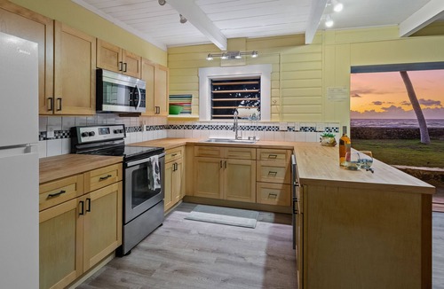 Kamuela House | Oceanfront Hawaiian-style Beach House