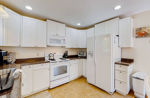 Boothbay Harbor House | Oceanfront home on Lobster Cove with deck & shared firepit - walk to town