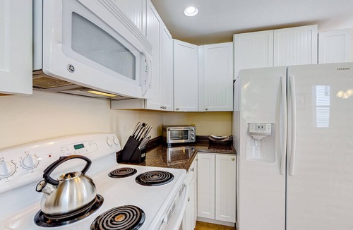 Boothbay Harbor House | Oceanfront home on Lobster Cove with deck & shared firepit - walk to town