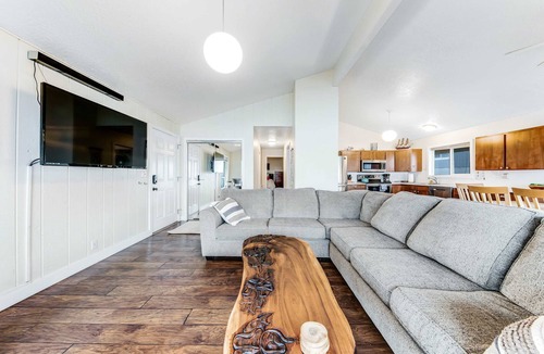 South Beach House | Oceanfront Home with Private Deck & Water Views, Full Kitchen, Free WiFi