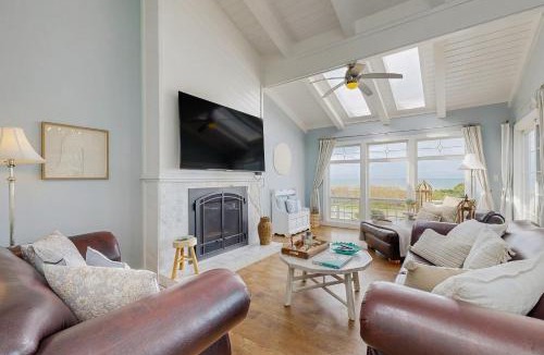 Fort Bragg House | Oceanfront Home with Hot Tub Beach Access Deck