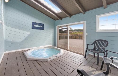 Fort Bragg House | Oceanfront Home with Hot Tub Beach Access Deck